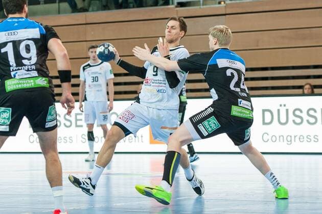 Julius Dierberg No. 9 Elbflorenz in action Thomas Bahn Nr 24 Vikings tries to fend off the attack HC Rhein Vikings HC HC Dresden Dresden Handball 2 Bundesliga 03 03 18 Düsseldorf NRW Germany Castello Copyright: xcdn_nszx