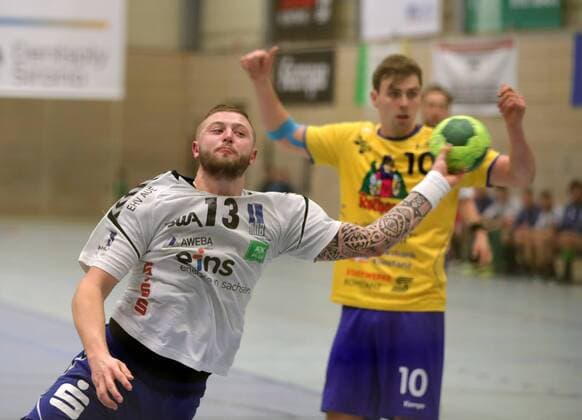 2 HBL HSG Konstanz EHV Aue 33 27 Mindaugas Dumcius AUE on the right throw Tom Wolf KON Konstanz Copyright: xPeterxPisax Eibner-Pressefotox EP_ppa