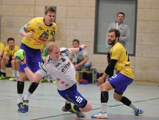 2 HBL HSG Konstanz EHV Aue 33 27 Bengt Bornhorn AUE on the right throw Fabian Maier Hasselmann KON and Tom Wolf KON Konstanz Copyright: xPeterxPisax Eibner-Pressefotox EP_ppa