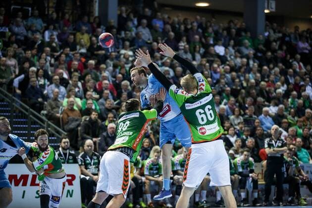 Germany Wetzlar Rittal Arena 04 03 2017 Handball DHB Cup Quarterfinals HSG Wetzlar TVB 1898 Stuttgart Picture left Jannik Kohlbacher HSG Wertzlar 80 mi Bobby Schagen TBV 1898 Stuttgart 7 re Anton Lindskog HSG Wertzlar 66 Copyright: HMBxMedia ThomasxJäger