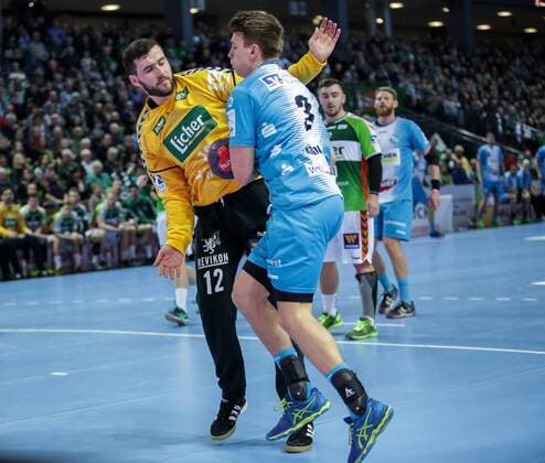 Germany Wetzlar Rittal Arena 04 03 2017 Handball DHB Pokal Quarterfinals HSG Wetzlar TVB 1898 Stuttgart Bild li Goalkeeper Benjamin Buric HSG Wertzlar 12 re Max Häfner TBV 1898 Stuttgart 3 Copyright: HMBxMedia ThomasxJäger