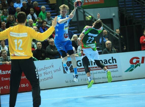 04 03 xfgx Handball DHB Cup 1 4 Final HSG Wetzlar TVB Stuttgart emspor v l Nr 12 Benjamin Buric HSG Wetzlar Nr 20 Florian Burmeister TVB Stuttgart No. 22 Maximilian Holst HSG Wetzlar Wetzlar