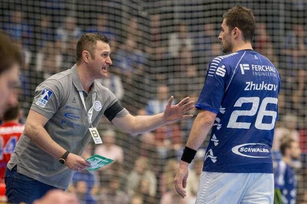 Denis Bahtijarevic coach VfL Gummersbach gesticulates violently while talking to Stanislav Zuhkov 26 VfL Gummersbach on the sidelines VfL Gummersbach vs HC Erlangen Handball Bundesliga 04 03 18 Gummersbach NRW Germany Schwalbe Arena Copyright: xcdnx