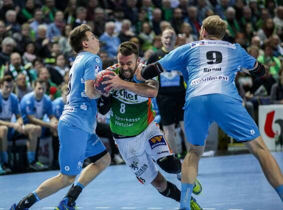 Germany Wetzlar Rittal Arena 04 03 2017 Handball DHB Pokal Quarterfinal HSG Wetzlar TVB 1898 Stuttgart Picture li Sascha Pfattheicher TBV 1898 Stuttgart 30 mi Philipp Pöter HSG Wertzlar 8 re Manuel Spaeth TBV 1898 Stuttgart 9 Copyright: HMBxMedia ThomasxJäger
