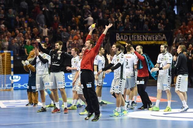 Handball Men EHF Cup Season 2017 18 Group B Füchse Berlin Helvetia Anaitasuna Cheers after the final whistle TW Petr Stochl No. 71 Füchse Berlin and the Füchse team celebrates with the fans 04 03 18 Copyright: xMichaelxHundtx xMatthiasxKochx