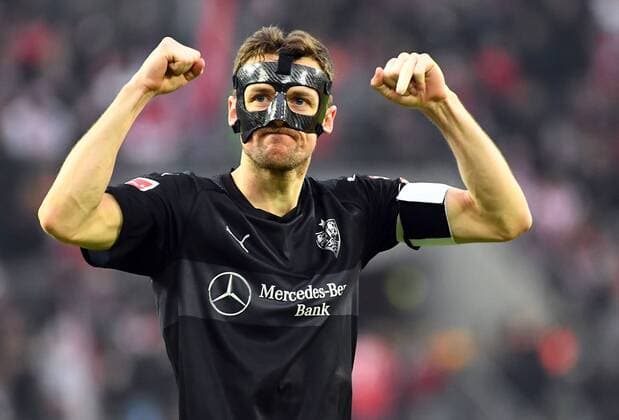 Themen der Woche - SPORT Bilder des Tages - SPORT 04.03.2018, xjhx, Fussball 1.Bundesliga, 1.FC Koeln - VfB Stuttgart, emspor v.l. Christian Gentner (VfB Stuttgart) bedankt bedanken sich bei den Fans jubeln jubelt nach Spielende. Koeln *** 04 03 2018 xjhx Football 1 Bundesliga 1 FC Koeln VfB Stuttgart emspor v l Christian Gentner VfB Stuttgart thanks thanks to the fans cheering cheering after the game Koeln