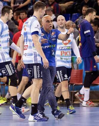 MOL-Pick Szeged s head coach Juan Carlos Pastor (C) talks to player Dmitry Zhitnikov (L) during a Champions League handball match between FC Barcelona Barca and MOL-Pick Szeged at Palau Blaugrana in Barcelona, north eastern Spain, 04 March 2018. FC Barcelona vs MOL-Pick Szeged !ACHTUNG: NUR REDAKTIONELLE NUTZUNG!  Copyright: xMARTAxPEREZx GRAF4968 20180304-636557964206904247
