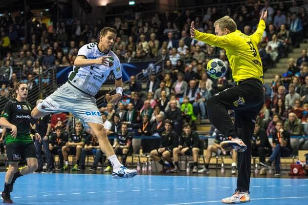 04 03 18 Füchse Berlin Helvetia Anaitasuna EHF Cup Handball Group Stage Men Season 2017 18 Picture Ball in front of the belly of TH Henrik Nordlander Nr 33 Anaitasuna r Jump in the circle of LA Bjarki Mar Elisson Füchse Berlin Nr 4 m xsmmpJPGx