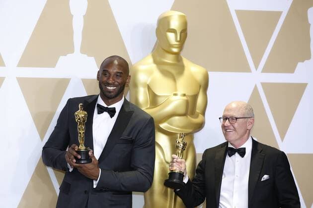 (180305) -- LOS ANGELES, March 5, 2018 -- Former U.S. basketball player Kobe Bryant (L) and director Glen Keane pose after winning the Best Animated Short Film award for Dear Basketball at press room of the 90th Academy Awards at the Dolby Theater in Los Angeles, the United States, on March 4, 2018. )(gj) U.S.-LOS ANGELES-OSCAR-AWARDS LixYing 