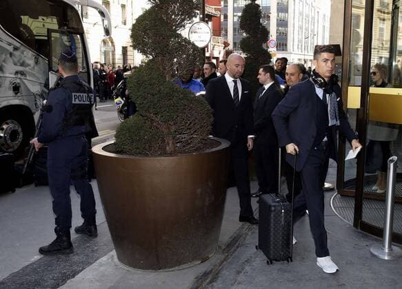 Los jugadores del Real Madrid llegan a su hotel de concentración en París. En la imagen, Cristiano.The Real Madrid players arrive at their meeting hotel in Paris. In this picture, Cristiano. 