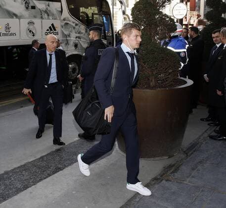 Los jugadores del Real Madrid llegan a su hotel de concentración en París. En la imagen, Kroos.The Real Madrid players arrive at their meeting hotel in Paris. In this picture, Kroos. 