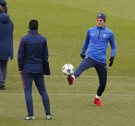 Entrenamiento del PSG en la ciudad deportiva. En la imagen, Cavani. PSG training session. In this picture, Cavani. 