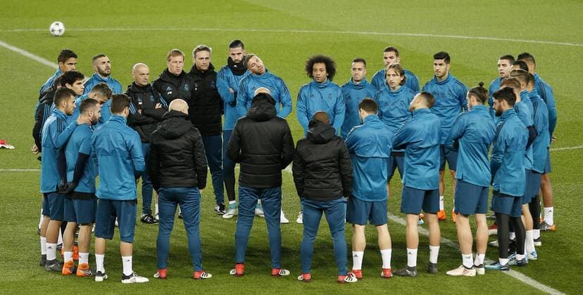 Entrenamiento del Real Madrid en el estadio del PSG antes de la vuelta de 1 8 de la Liga de Campeones. En la imagen, Zidane habla a la plantilla. Real Madrid training session at PSG stadium before the second leg of 1 8 Champions League. In this picture, Zidane talks to the squad. 