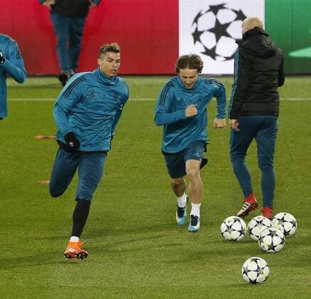 Entrenamiento del Real Madrid en el estadio del PSG antes de la vuelta de 1 8 de la Liga de Campeones. En la imagen, Cristiano Ronaldo y Modric. Real Madrid training session at PSG stadium before the second leg of 1 8 Champions League. In this picture, Cristiano Ronaldo and Modric. 