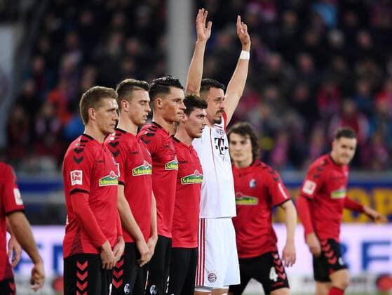 Fussball 1.Bundesliga Saison 2017 2018 25. Spieltag SC Freiburg - FC Bayern Muenchen 04.03.2018 Sandro Wagner (re, FC Bayern Muenchen) in der SC Mauer Freiburg *** Soccer 1 Bundesliga Season 2017 2018 25 Round SC Freiburg Muenchen 04 03 2018 Sandro Wagner re Bayern Muenchen in SC Freiburg 