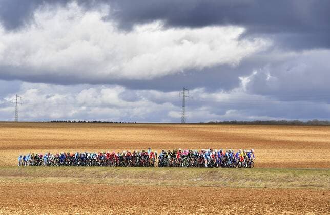 Themen der Woche - SPORT Bilder des Tages - SPORT CHATEL-GUYON, FRANCE - MARCH 6 : Illustration picture of the peloton during stage 3 of the 2018 Paris - Nice cycling race from Bourges to Chatel-Guyon (210km) on March 06, 2018 in Chatel-Guyon, France, 06 03 2018 CYCLISME : Paris Nice - Etape 3 - Bourges Chatel Guyon - 06 03 2018 PhotoNews Panoramic 