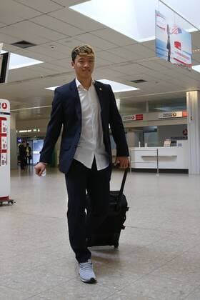 SOCCER - EL, Dortmund vs RBS SALZBURG,AUSTRIA,07.MAR.18 - SOCCER - UEFA Europa League, last sixteen, Borussia Dortmund vs Red Bull Salzburg, preview, departure RBS from Salzburg airport. Image shows Hee Chan Hwang (RBS). GEPAxpictures xMathiasxMandl