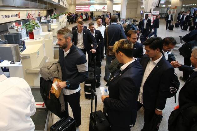 SOCCER - EL, Dortmund vs RBS SALZBURG,AUSTRIA,07.MAR.18 - SOCCER - UEFA Europa League, last sixteen, Borussia Dortmund vs Red Bull Salzburg, preview, departure RBS from Salzburg airport. Image shows head coach Marco Rose and the team of RBS. GEPAxpictures xMathiasxMandl