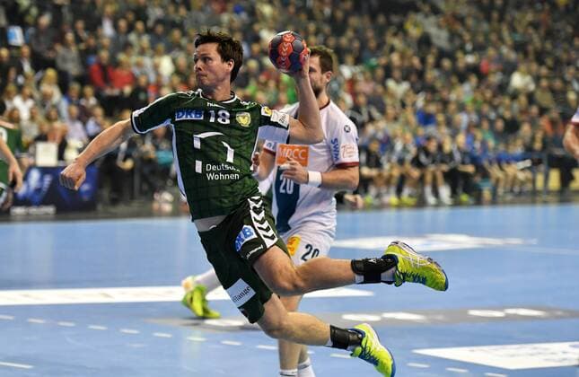 Hans Lindberg Foxes in the throw behind Mads Christiansen Magdeburg Foxes Berlin SC Magdeburg DHB Cup Quarterfinals 2017 2018 Men Men Handball Germany Germany Max Schmeling Halle Berlin 7 3 2018