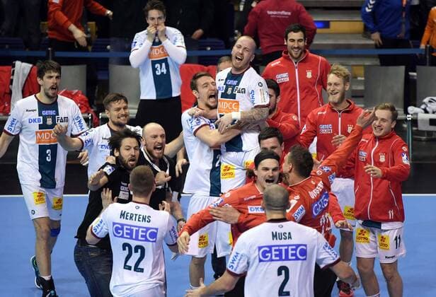 Handball DHB Pokal 07 03 2018 Berlin Max Schmeling Halle Quarterfinal Füchse Berlin Füchse Berlin against SC Magdeburg 29 30 cheering with scn28 and others Bennet WEIGERT coach SCM bottom left SC Magdeburg qualifies for the Final Four