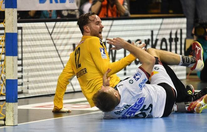 Marko Bezjak Magdeburg top down Silvio Heinevetter Goalkeeper Füchse Füchse Berlin SC Magdeburg DHB Cup Quarterfinals 2017 2018 Men Men Handball Germany Germany Max Schmeling Halle Berlin 7 3 2018
