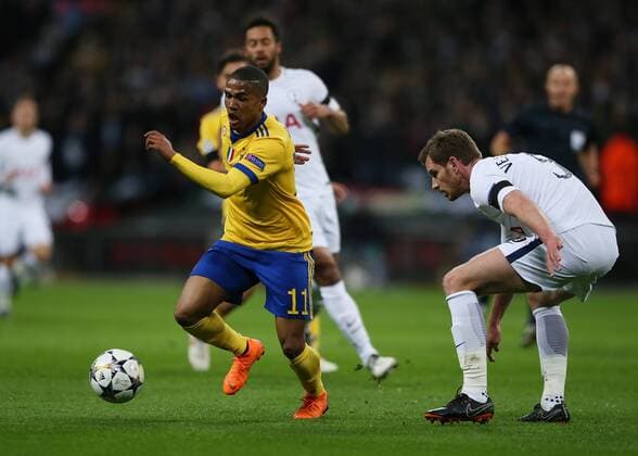 7th March 2018, Wembley Stadium, London England; UEFA Champions League football, round of 16, 2nd leg, Tottenham Hotspur versus Juventus; Douglas Costa of Juventus runs passed Jan Vertonghen of Tottenham Hotspur  ActionPlus11998949