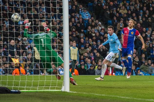 Bilder des Tages - SPORT Manchester City v FC Basel UEFA Champions League Michael Lang of Basel strikes the ball past Manchester City goalkeeper Claudio Bravo for his sides second goal during the UEFA Champions League match at the Etihad Stadium, Manchester Content Not Available For UK Newspapers Copyright: xMattxWilkinsonx FIL-11459-0027