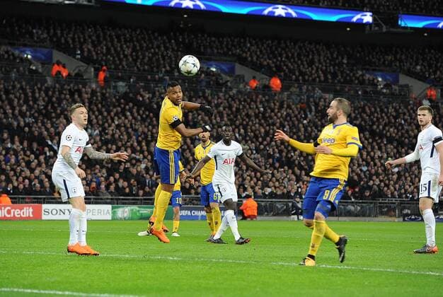 Football - 2017 2018 UEFA Champions League - Round of Sixteen, Second Leg: Tottenham Hotspur (2) vs. Juventus (2) Alex Sandro heads the ball down for Gonzalo Higuain of Juventus to score goal no 1, at Wembley Stadium. COLORSPORT ANDREW COWIE 