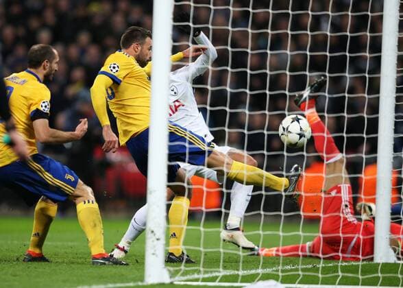 Bilder des Tages - SPORT 7th March 2018, Wembley Stadium, London England; UEFA Champions League football, round of 16, 2nd leg, Tottenham Hotspur versus Juventus; Andrea Barzagli of Juventus kicks the ball out to prevent Erik Lamela of Tottenham Hotspur scoring his sides 2nd goal in the 89th minute as the ball rebounds from the post  ActionPlus11998997