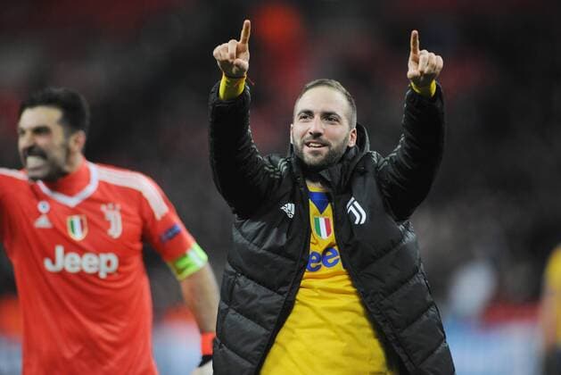 Football - 2017 2018 UEFA Champions League - Round of Sixteen, Second Leg: Tottenham Hotspur (2) vs. Juventus (2) Gonzalo Higuain of Juventus celebrates with the Italian fans at the final whistle, at Wembley Stadium. COLORSPORT ANDREW COWIE 
