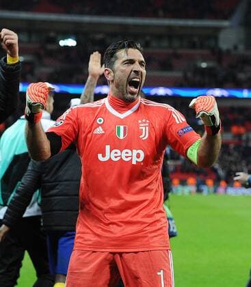 Football - 2017 2018 UEFA Champions League - Round of Sixteen, Second Leg: Tottenham Hotspur (2) vs. Juventus (2) Gianluigi Buffon of Juventus celebrates with team mates and the Italian fans at the final whistle, at Wembley Stadium. COLORSPORT ANDREW COWIE 