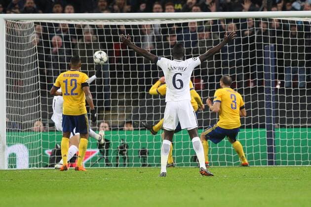 Tottenham Hotspur v Juventus UEFA Champions League Davinson Sanchez of Tottenham Hotspur thinks Erik Lamela of Tottenham Hotspur has scored but the ball was ruled not to have crossed the line during the UEFA Champions League match at Wembley Stadium, London Content Not Available For UK Newspapers Copyright: xPaulxChestertonx FIL-11460-0114