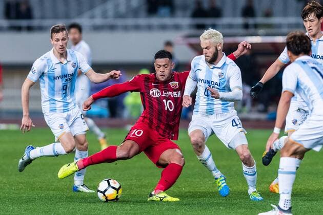 Brazilian football player Givanildo Vieira de Sousa, second left, better known as Hulk, of China s Shanghai SIPG FC, challenges Austrian football player Richard Windbichler of South Korea s Ulsan Hyundai FC in a Group F match during the 2018 AFC Champions League in Shanghai, China, 7 March 2018. Brazil s Oscar came riding to the rescue on Wednesday (7 March 2018) as he twice grabbed quickfire equalisers to force a 2-2 draw for Shanghai SIPG against Ulsan Hyundai in the AFC Champions League. Asia s record signing found his magic touch when it mattered with a goal in each half to preserve Vitor Pereira s unbeaten start as coach after taking over from Andre Villas-Boas. Oscar had buried a hat-trick at the weekend as SIPG opened their Chinese Super League campaign with a record 8-0 thrashing of Dalian Yifang. Oscar s night! Brazilian at the double to rescue Shanghai SIPG  20180307_58387