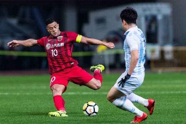 Brazilian football player Givanildo Vieira de Sousa, left, better known as Hulk, of China s Shanghai SIPG FC, shoots against South Korea s Ulsan Hyundai FC in a Group F match during the 2018 AFC Champions League in Shanghai, China, 7 March 2018. Brazil s Oscar came riding to the rescue on Wednesday (7 March 2018) as he twice grabbed quickfire equalisers to force a 2-2 draw for Shanghai SIPG against Ulsan Hyundai in the AFC Champions League. Asia s record signing found his magic touch when it mattered with a goal in each half to preserve Vitor Pereira s unbeaten start as coach after taking over from Andre Villas-Boas. Oscar had buried a hat-trick at the weekend as SIPG opened their Chinese Super League campaign with a record 8-0 thrashing of Dalian Yifang. Oscar s night! Brazilian at the double to rescue Shanghai SIPG  20180307_93313