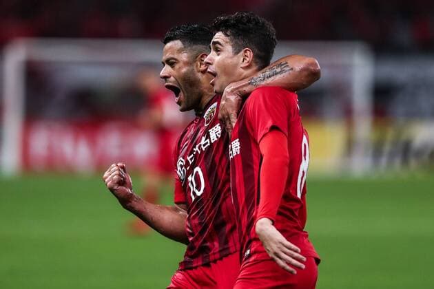 Brazilian football player Oscar, right, of China s Shanghai SIPG FC, celebrates with his teammate Givanildo Vieira de Sousa, better known as Hulk, after scoring a goal against South Korea s Ulsan Hyundai FC in a Group F match during the 2018 AFC Champions League in Shanghai, China, 7 March 2018. Brazil s Oscar came riding to the rescue on Wednesday (7 March 2018) as he twice grabbed quickfire equalisers to force a 2-2 draw for Shanghai SIPG against Ulsan Hyundai in the AFC Champions League. Asia s record signing found his magic touch when it mattered with a goal in each half to preserve Vitor Pereira s unbeaten start as coach after taking over from Andre Villas-Boas. Oscar had buried a hat-trick at the weekend as SIPG opened their Chinese Super League campaign with a record 8-0 thrashing of Dalian Yifang. Oscar s night! Brazilian at the double to rescue Shanghai SIPG  20180307_32761