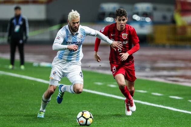 Brazilian football players Oscar, right, of China s Shanghai SIPG FC, challenges Austrian football player Richard Windbichler of South Korea s Ulsan Hyundai FC in a Group F match during the 2018 AFC Champions League in Shanghai, China, 7 March 2018. Brazil s Oscar came riding to the rescue on Wednesday (7 March 2018) as he twice grabbed quickfire equalisers to force a 2-2 draw for Shanghai SIPG against Ulsan Hyundai in the AFC Champions League. Asia s record signing found his magic touch when it mattered with a goal in each half to preserve Vitor Pereira s unbeaten start as coach after taking over from Andre Villas-Boas. Oscar had buried a hat-trick at the weekend as SIPG opened their Chinese Super League campaign with a record 8-0 thrashing of Dalian Yifang. Oscar s night! Brazilian at the double to rescue Shanghai SIPG  20180307_34114