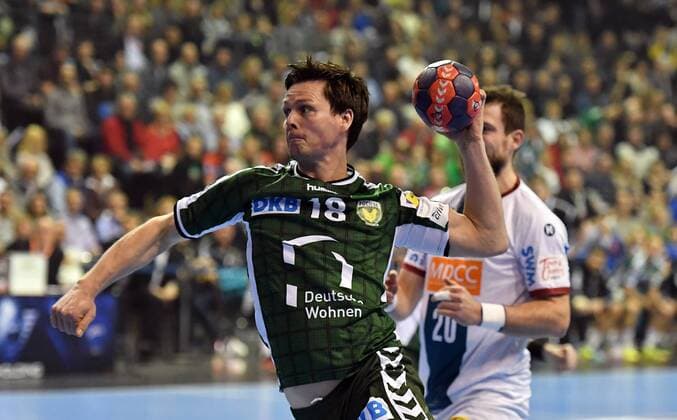 Hans Lindberg Foxes in the throw behind Mads Christiansen Magdeburg Foxes Berlin SC Magdeburg REWE Cup Quarterfinals 2017 2018 Men Men Handball Germany Germany Max Schmeling Halle Berlin 7 3 2018