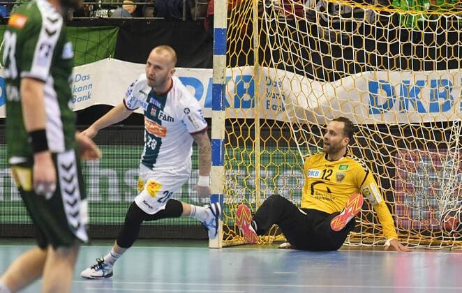 Robert Weber Magdeburg rejoices after a goal behind the disappointed Silvio Heinevetter Goalkeeper Füchse Füchse Berlin SC Magdeburg REWE Cup Quarterfinals 2017 2018 Men Men Handball Germany Germany Max Schmeling Halle Berlin 7 3 2018