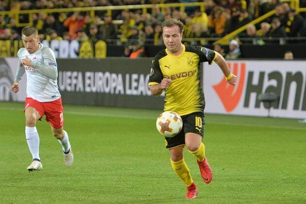 GER 1 FBL Borussia Dortmund vs RB Salzburg 08 03 2018 Signal Iduna Park Dortmund GER 1 FBL Borussia Dortmund vs. RB Salzburg pictured Mario Goetze Götze 10 Borussia Dortmund left Stefan Lainer 22 RB Salzburg nph Mauelshagen nph00321