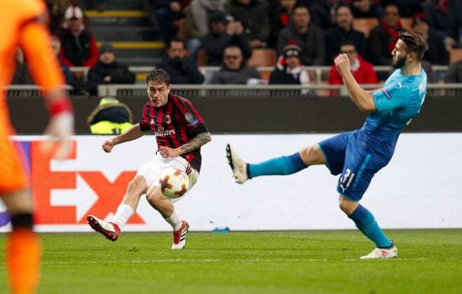 Davide Calabria of Ac Milan against Sead Kolasinac of Arsenal during the UEFA Europa League Round of 16 match between AC Milan and Arsenal at Stadio San Siro, Milan, Italy on 8 March 2018. Copyright: xRobertoxBreganix 19210012