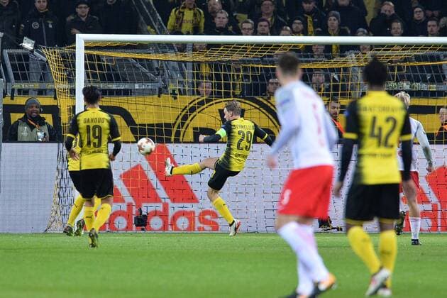 Football Europa League Round of 16 Borussia Dortmund FC Salzburg on 08 03 2018 at the Signal Iduna Park in Dortmund Marcel Schmelzer Dortmund can clear before the line xTTx