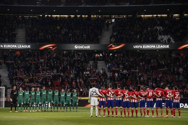 8th March 2018, Wanda Metropolitano, Madrid, Spain; UEFA Europa League football, round of 16, 1st leg, Atletico Madrid versus Lokomotiv& xa0;Moscow; Players hold a minute of silence at the Wanda Metropolitano in memory of the Davide Astori  ActionPlus11999232