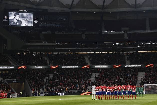 8th March 2018, Wanda Metropolitano, Madrid, Spain; UEFA Europa League football, round of 16, 1st leg, Atletico Madrid versus Lokomotiv& xa0;Moscow; Players hold a minute of silence at the Wanda Metropolitano in memory of the Davide Astori  ActionPlus11999234