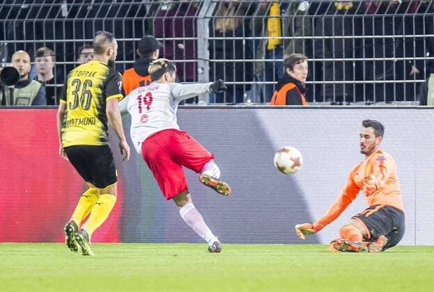 Football UEFA Europa League EL Season 2017 2018 Eighth finals Borussia Dortmund RB Salzburg in Dortmund North Rhine-Westphalia Salzburgs Hee chan Hwang fail Dortmund goalkeeper Roman Bürki Buerki Copyright: xKirchner DavidxInderliedx