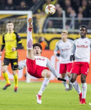 Football UEFA Europa League EL Season 2017 2018 Eighth finals Borussia Dortmund RB Salzburg in Dortmund North Rhine-Westphalia Salzburg Andre Ramalho clears with a throw-off Copyright: xKirchner DavidxInderliedx