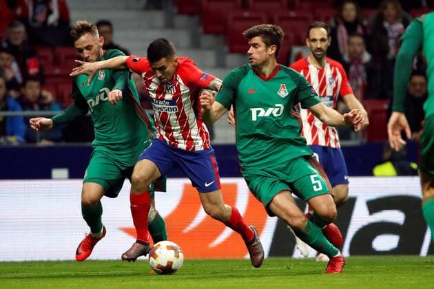Atletico de Madrid s Argentinian midfielder Angel Correa (C) vies for the ball with Lokomotiv s Serbian defender Nemanja Pejcinovic during the UEFA Europa League round of 16 first leg match bewteeen Atletico Madrid and Lokomotiv at the Wanda Metropolitano stadium in Madrid, Spain, 08 March 2018. Atletico Madrid vs. Lokomotiv !ACHTUNG: NUR REDAKTIONELLE NUTZUNG!  Copyright: xJuanJoxMartinx MAD001 20180308-636561371997886039