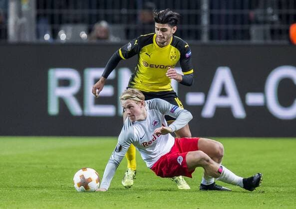 Football UEFA Europa League EL Season 2017 2018 Round of 16 Borussia Dortmund RB Salzburg in Dortmund North Rhine-Westphalia Salzburgs Xaver Schlager l and Dortmunds Mahmoud Dahoud are fighting for the ball Copyright: xKirchner DavidxInderliedx
