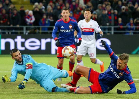 Bilder des Tages - SPORT MOSCOW, RUSSIA â€“ MARCH 8, 2018: CSKA Moscow s Alan Dzagoev (C), Pontus Wernbloom (R) and Lyon s goalkeeper Anthony Lopes (L) fight for the ball in the first leg of their 2017 18 UEFA Europa League Round of 16 football match at VEB Arena Stadium. Mikhail Tereshchenko TASS  TS07712F