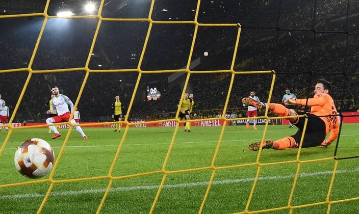 u08 03 2018 xjhx Soccer Europa League Borussia Dortmund RB Salzburg emspor v Valon Berisha FC Red Bull Salzburg Roman Buerki Borussia Dortmund Goal scored Goal to 0 1 Dortmund