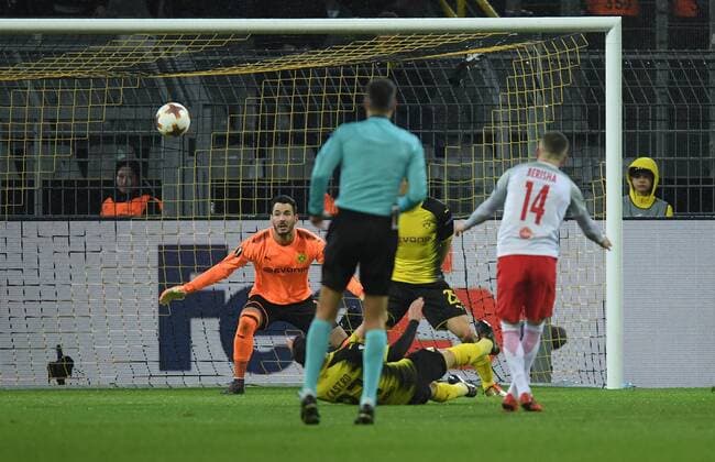 08 03 2018 Soccer Europa League Season 2017 2018 Round of 16 Borussia Dortmund RB Salzburg Valon Berisha RB Salzburg re scores against goalkeeper Roman Buerki Roman Buerke Borussia Dortmund Team2